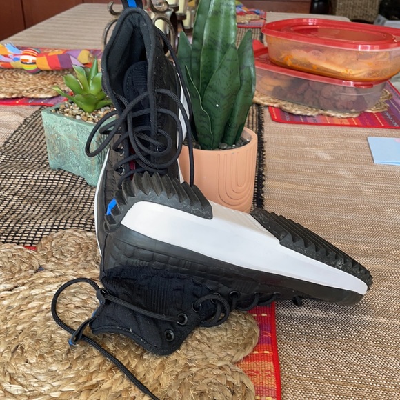 Authentic Brand New Converse” Never Worn” - Picture 4 of 8